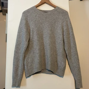 Uniqlo tröja  - Säljer nu min riktigt feta uniqlo tröja. Använd väldigt lite och har inga som hälst defekter. Storleken är Xs. Skriv om du har några frågor eller funderingar😁