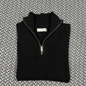 Half Zip  - Detta är en JACK&JONES HalfZip tröja som är svart. Size S