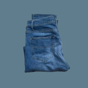 Tiger of Sweden Jeans ”Pistolero” - Säljer ett par stilrena blå Tiger of Sweden jeans | passformen är slimfit | storleken är 32/32 (W/L) | byxorna är sprillans nya därmed 10/10 | nypris är ungefär 1600 kr, vårt pris 450 kr | hör av dig vid frågor eller funderingar 💯