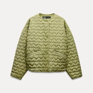 Grön vadderad jacka med hjärtan  - Säljer denna otroligt snygga jacka, då den tyvärr inte kommer till användning! Nypris: 659 Skriv privat för bilder💚