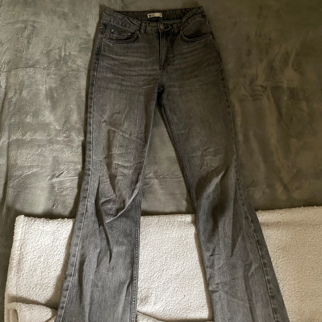 Grå jeansbyxor - 91