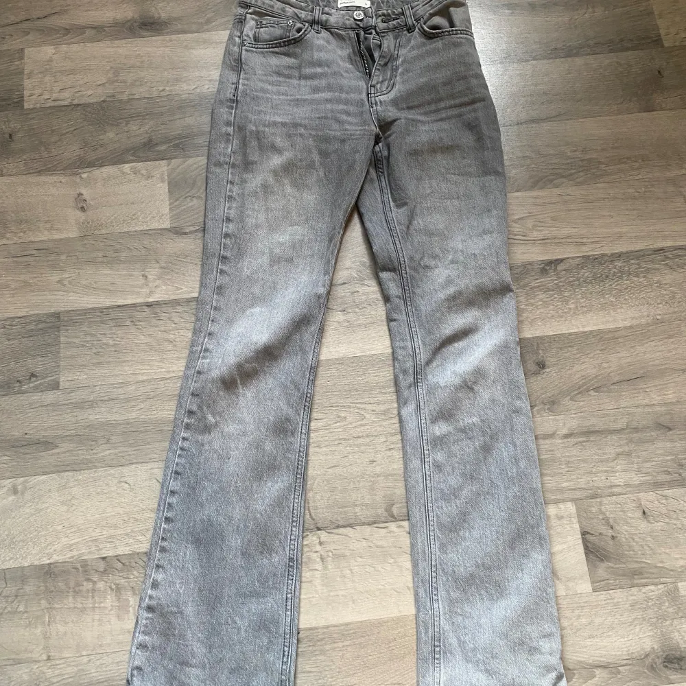 Jätte fina gråa jeans från Gina, storlek 34 Använda några gånger men är i bra skick . Jeans & Byxor.