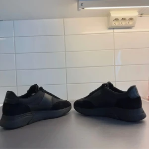 Axel Arigato Genesis  - Hej! Säljer nu mina axel arigato genesis i storlek 41 men funkar även jättebra för 42. Dem är i ett jättebra skick, det enda är att det finns en liten slitage vid hälen på insidan som man inte märker av. Hör av dig om du har några frågor!