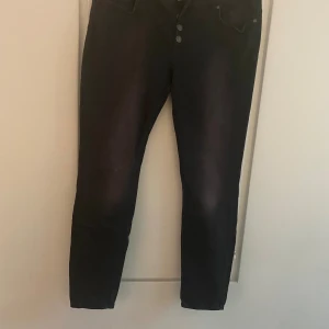 Byxor - Grå/svarta stretch jeans.