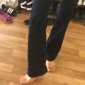 Flared jeans i svart - Flared jeans i svart storlek 38 av Na-kd