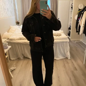Jeansjacka  - Secondhand jeansjacka från RAW i storlek XL men sitter som en S/M🩶🖤