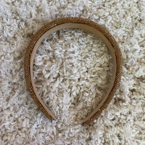 Ett guld rosé färgat diadem i passform barn och ungdom från en smyckets butik - Helt oanvänd röd pärla på av misstag super fin till dom flesta outfits 