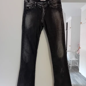 Gråa bootcut jeans  - Lågmidjade bootcut jeans från levi's Bra skick  Vet inte riktigt vilken storlek då det inte står någon men skulle tippa på att de är i storlek S🤗 Använd köp nu☺️