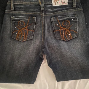 Lågmidjade jeans - Köpte dessa jeansen men passade inte mig. De är gråa svarta jeans och har en fint mönster på bakfickorna. Priset kan diskuteras 