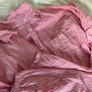 Rosa randig pyjamas!💞 - Superfin rosa/vit randig pyjamas i toppskick!🩷🤍