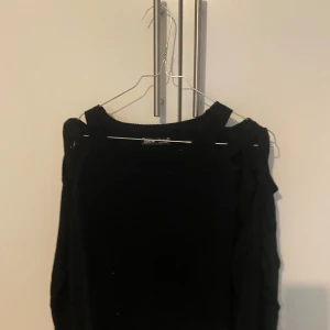 Svart tröja från Shein - Säljer en svart tröja från Shein i storlek S. Tröjan har en unik design med flätade detaljer vid axlarna som ger en cool look. Perfekt för både vardag och fest!