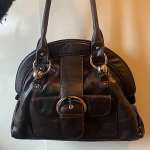 Charmant of Sweden väska - Bra storlek med mycket utrymme för vardaglig användning. Köpt secondhand 💕 Kontakta för fler bilder, detaljer eller förhandlig av pris!