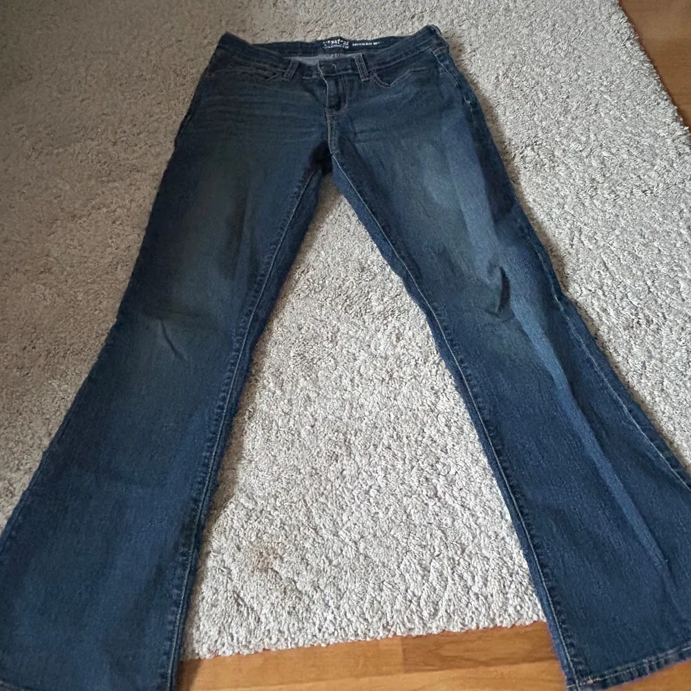 Superfina lågmidjade bootcut jeans från levis!💓säljer för de tyvärr är lite för stora för mig🙁Jättebra skick och endast använda fåtal gånger! Midjemått är 39 cm (men ganska stretchigt material) . Jeans & Byxor.