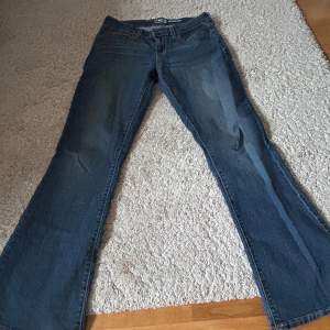 Superfina lågmidjade bootcut jeans från levis!💓säljer för de tyvärr är lite för stora för mig🙁Jättebra skick och endast använda fåtal gånger! Midjemått är 39 cm (men ganska stretchigt material) 