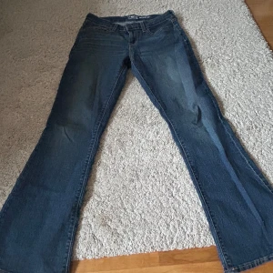 Lowrise bootcut levis jeans💕 - Superfina lågmidjade bootcut jeans från levis!💓säljer för de tyvärr är lite för stora för mig🙁Jättebra skick och endast använda fåtal gånger! Midjemått är 39 cm (men ganska stretchigt material) 