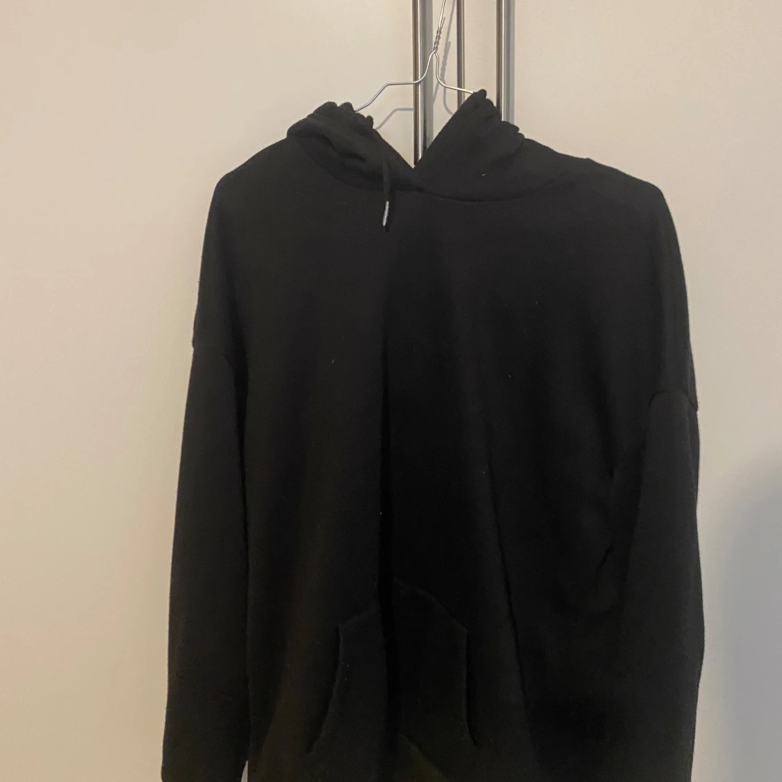 Svart hoodie med tryck