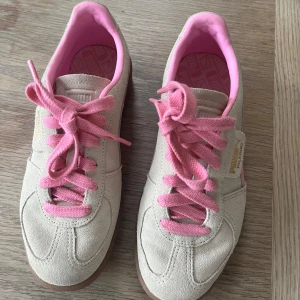 Puma skor - Ett par såå snygga puma sneakers som är beiga med rosa detaljer!