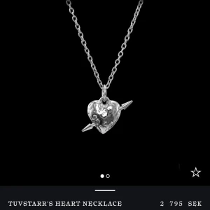 maria nilsdotter halsband - fint, trendigt halsbans från marianilsdotter💗 ”tuvstarr’s heart necklace”. originalpris är 2795 och säljer för 2000💗är i längd 45!! vid snabb affär kan priset diskuteras🥰🥰