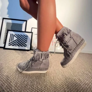 Fransskor - Snygga grå kilklackar i mocka med fransdetaljer och snörning. Som nya och endast använde någon enstaka gång då de var för stora