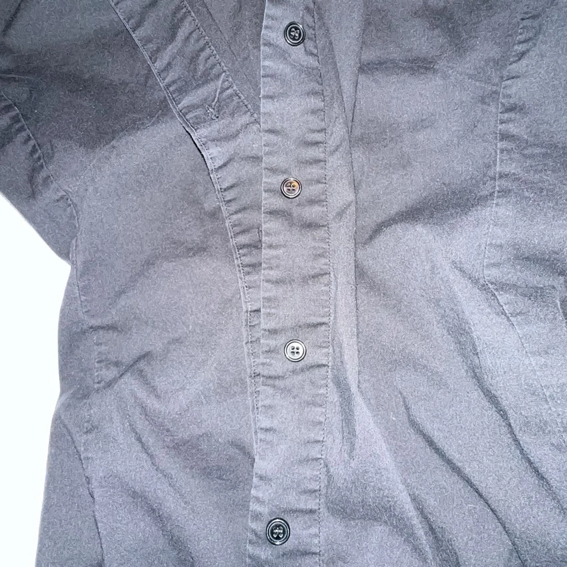 Svart skjorta med knappar - 3