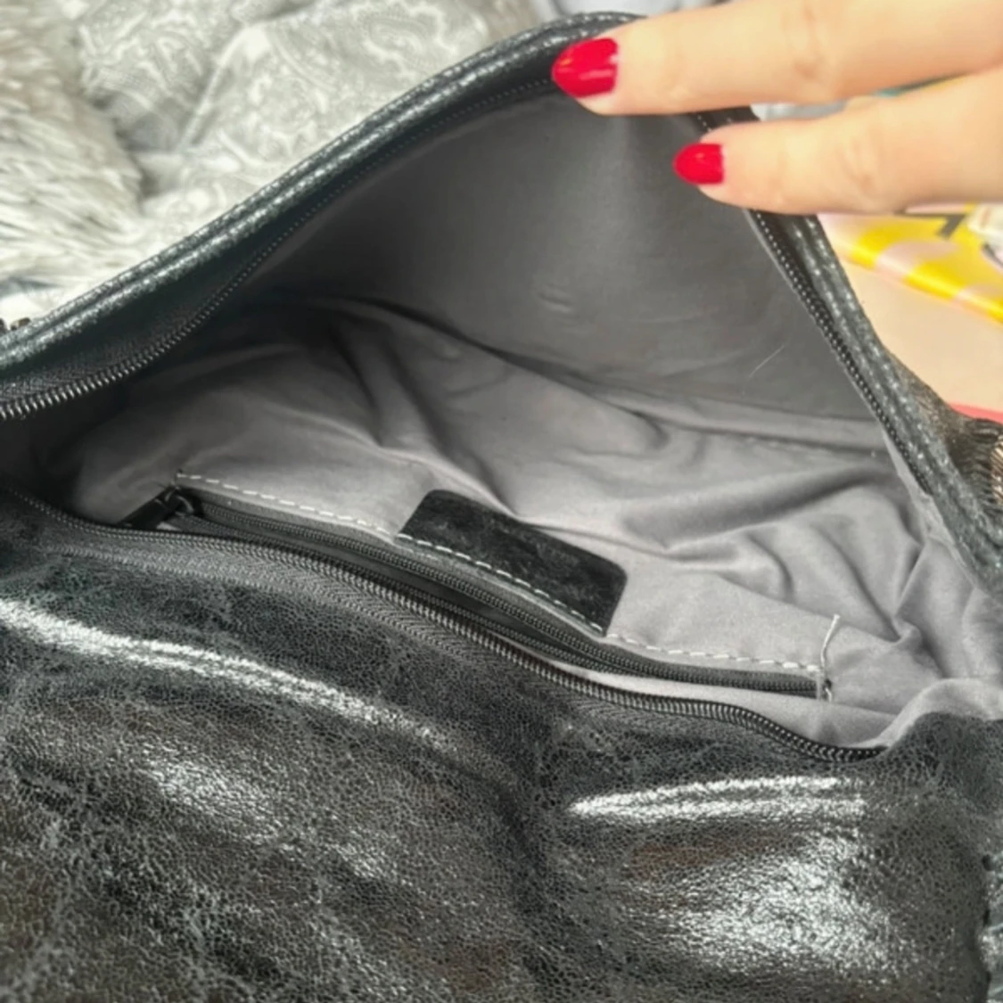 Svart axelväska med kedjedetaljer - 4