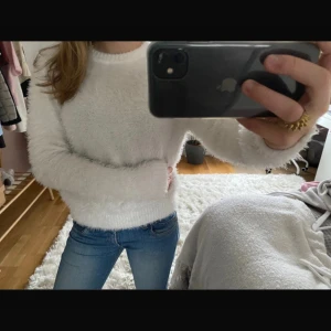 fluffig tröja🩵 - säljer en så mjuk och gosig tröja! såå snygg och passar till allt💗har en jätte liten fläck på mitten av tröjan, men den syns knappt inte om man inte kollar noga✨