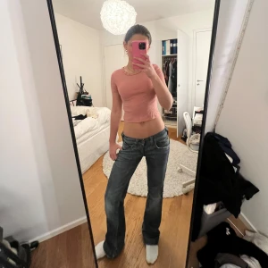 Rosa ribbad croppad topp - Säljer en söt rosa ribbad croppad topp med korta ärmar i strl xs💞💞🥰