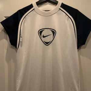 Nike träningströja  - Säljer en gammal Nike träningströja från 2000-talet, lite kortare ärmar än en vanlig T-shirt.
