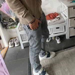 Replay jeans - Snygga grå jeans med raka ben och klassisk femficksdesign. De har en normal passform och är perfekta för en avslappnad stil. Jeansen har en dragkedja och knapp framtill. Passar mig som är 176 och väger 70kg, w28/L32