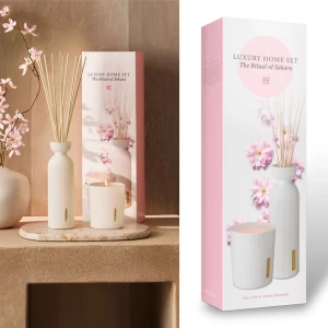 Nytt! The Ritual of Sakura Luxury Home Set - Helt nytt! Lyxigt hemset från Rituals med doftstickor och ett doftljus. Setet har en söt doft av körsbärsblomma och rismjölk. Doftstickorna kommer i en elegant vit flaska och ljuset i en matchande vit behållare. Perfekt för att skapa en inspirerande atmosfär hemma. Båda är i full size; 290gr & 250ml. Ord pris 379+279=658 🌸