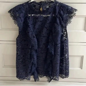 Spets blus - Super gullig spets blus från Zara, använd 2 gångwr🫶🏼🫶🏼Tror inte den finns o köpa längre. Kolla gärna mina andra annonser😊