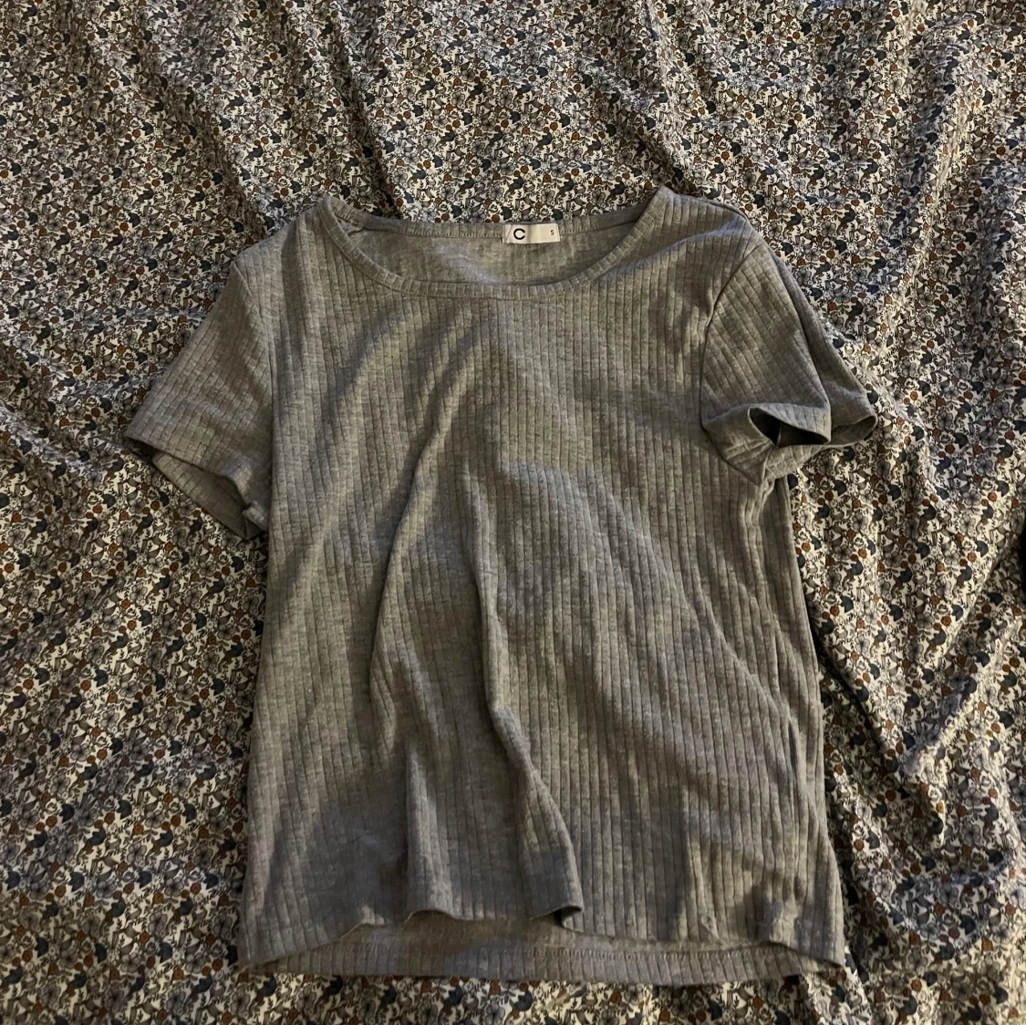 Grå ribbad t-shirt från C