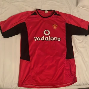 Retro Manchester United tröja, Van Nistelrooy. - En retro väldigt sällsynt fotbollströja. Tröjan är ganska gammal men fortfarande i ganska bra skick. 