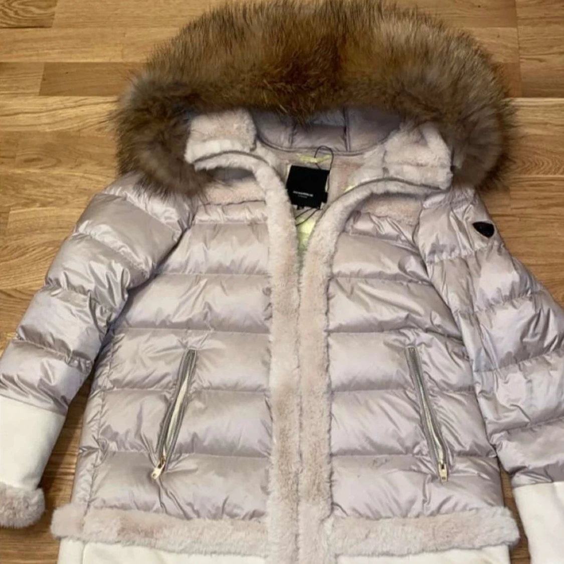 Beige dunjacka med pälsdetaljer