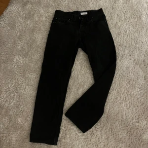 Svarta jeans från Tiger of Sweden - Snygga svarta jeans från Tiger of Sweden med klassisk design. De har en rak passform och är tillverkade i ett slitstarkt material. Perfekta för en stilren look. Strlk 29/32 nästan oanvända 