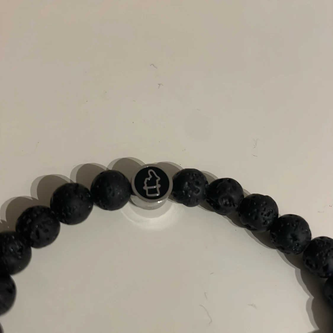 Svart armband med lavastenar och silverdetaljer från edd. - 2