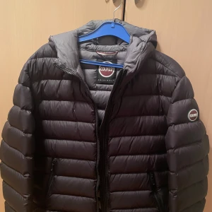 Dunjacka från Colmar - Säljer en snygg dunjacka från Colmar i storlek 48. Jackan är i nyskick, perfekt för både vinter och vår! 