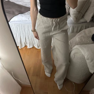 Linnebyxor från A-dsgn🤍 - Säljer nu dessa helt slutsålda linnebyxor från A-dsgn! Endast använda fåtal gånger så helt nytt skick❤️