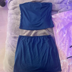 Blå tube top och tjol - Blå tube top och tjol i utmärkt skick! Jätte söta. Säljer för de inte passar bra på min kropp och min stil