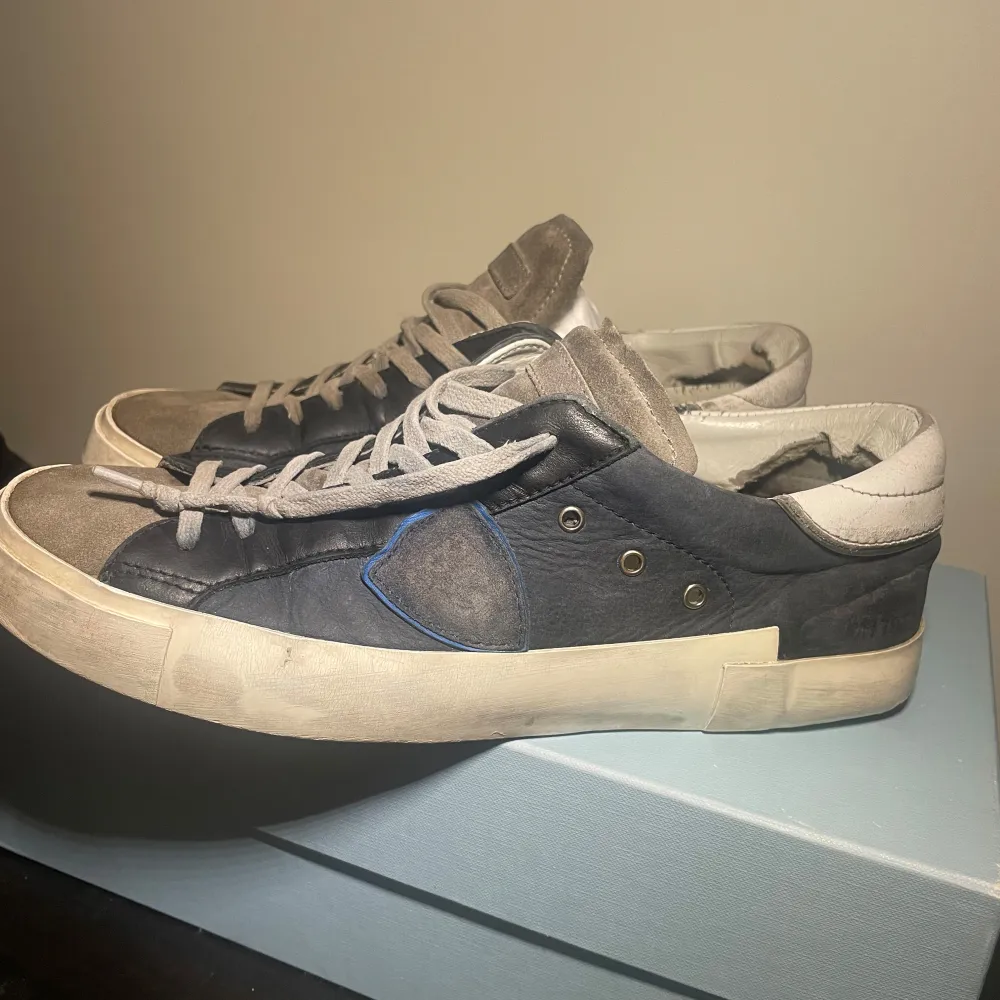 Säljer dessa tvär feta Philippe model i färgen navy blue🤩 Skicket på skorna 6.5/10 då det finns några defekter på insidan av skon( kom privat för bilder). Dustbag och kort ingår vid köp✅ Hör gärna av er vid minsta lilla fråga😊. Kengät.