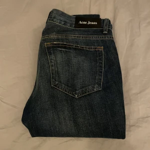 Mörkblå jeans från Acne - Snygga acne jeans i storlek W30/L32, nypris ca 2000kr och är i nytt skick utan några skador. Skriv i dm om du har frågor.