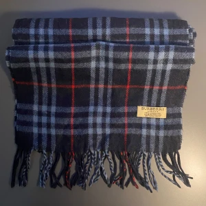  halsduk från Burberry - Säljer en Burberry halsduk i fint skick! Först till kvarn!!! 