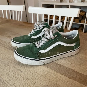 Gröna sneakers från Vans - Säljer dessa snygga gröna Vans🤩 Väl använda men fortfarande otroligt snygga! Inga större slitage förutom lite solblekta på sidorna! Pris går att diskutera vid snabb och smidig affär!✅🤩Nypris: 800kr