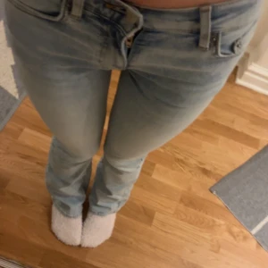 Ljusblå bootcut jeans - Super snygga bootcut low/mid jeans i storlek 34 ifrån Gina tricot.Innerbenslängden är 80cm och midjemåttet är 33cm, men har lite stretch i också🥰