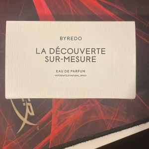 Byredo La Découverte Sur-Mesure Parfymset - Upptäck Byredos exklusiva parfymset 'La Découverte Sur-Mesure' med sex olika dofter: Mojave Ghost, Super Cedar, De Los Santos, Bal d'Afrique, Gypsy Water och Mumbai Noise. Varje flaska innehåller 2 ml Eau de Parfum, perfekt för att prova olika dofter.