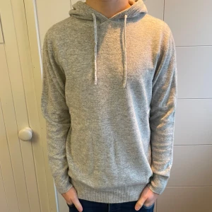 Merinoull Hoodie - En skitsnygg ljusgrå Merinoull Hoodie! 100 Procent Merinoull! Storlek S, modellen är 179 cm lång! Använd max 3 gånger, inga defekter! Hör av dig vid intresse😊