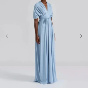 LOLA MAXIKLÄNNING BY MALINA - Elegant dusty blue långklänning. Maxiklänning med justerbara axelband skapar oändliga stylingmöjligheter. Storlek:S/M. Ord pris: 2600kr