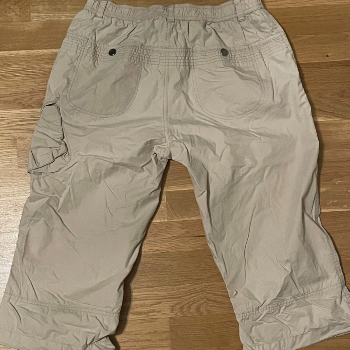 Beige shorts med fickor - 1