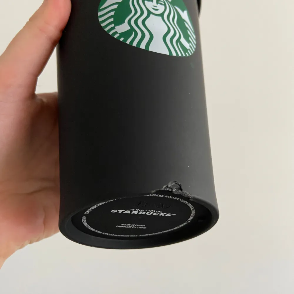 Cool svart mugg i matte yta från Starbucks 💚🖤Häftigt lock och loggan utanpå. Köpt på Starbucks i Amsterdam 🛸Fint skick, bara lite skavd undertill pga att jag tappat den en gång 😅Men funkar fint ändå! Dyr i nypris, såååå unik o cool 🤩. Muu.