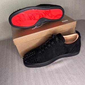 Svarta Christian Louboutin skor - Svarta Christian Louboutin skor, inga defekter Inga tecken på användning, som nya. Skriv vid fler frågor.